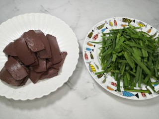 2、韭菜炒鸭血,鸭血洗净切片，韭菜切段