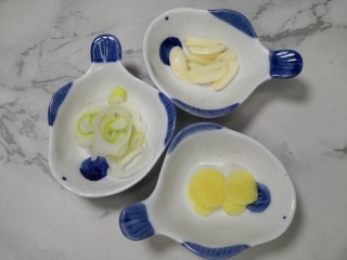 3、韭菜炒鸭血,准备葱姜蒜