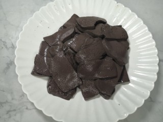 5、韭菜炒鸭血,捞出沥干水分