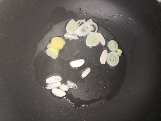 6、韭菜炒鸭血,锅内葱姜蒜爆香