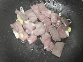 7、韭菜炒鸭血,倒入鸭血翻炒