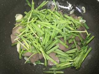 9、韭菜炒鸭血,加入韭菜继续翻炒