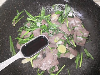 10、韭菜炒鸭血,加一勺生抽