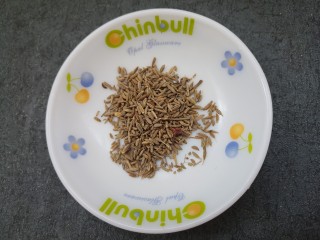 3、手撕杏鲍菇,准备一勺孜然