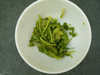 8、手撕杏鲍菇,切点香菜末