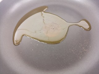 9、手撕杏鲍菇,锅里热油