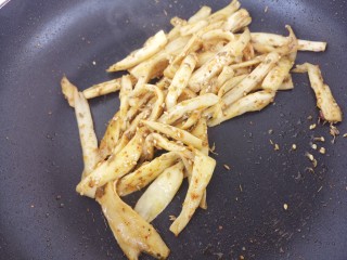 14、手撕杏鲍菇,翻炒均匀