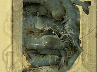 1、麻辣干锅虾,鲜虾购买一盒250克，待用；