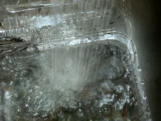 3、麻辣干锅虾,用水冲洗干净；