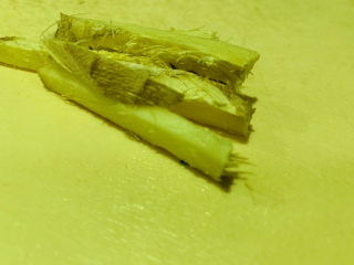 4、麻辣干锅虾,生姜切丝，待用；