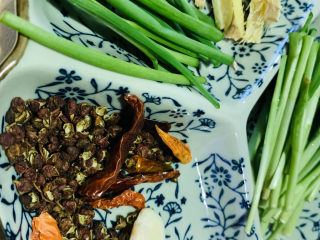 6、麻辣干锅虾,将蒜苗，花椒，辣椒，洗净待用；