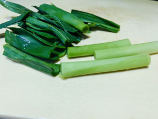 7、麻辣干锅虾,蒜苗一根，切长段，蒜苗白和蒜叶不同时间放入锅内；