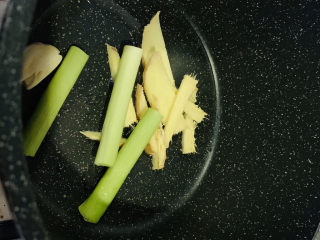 8、麻辣干锅虾,锅里加油，放入姜，蒜苗白段，蒜瓣，大火炒香；