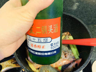 11、麻辣干锅虾,虾炒变色，加入白酒适量，继续大火炒香，白酒去腥，也香；