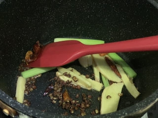 9、麻辣干锅虾,加入花椒辣椒，转中小火煸炒，因为花椒辣椒容易糊；