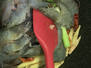 10、麻辣干锅虾,加入洗净的大虾，大火煸炒；