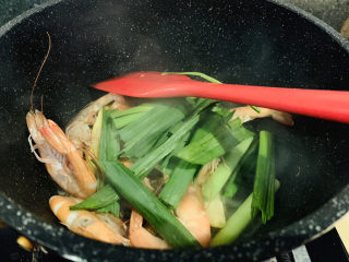 12、麻辣干锅虾,加入蒜苗叶；