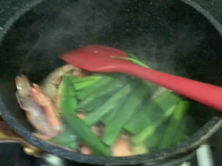 13、麻辣干锅虾,大火继续煸炒；