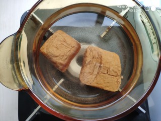 1、香干拌三丝,买回来的香干做凉拌菜时，最好放开水里煮一下或者放蒸锅蒸一会儿。我煮了大约一分钟。