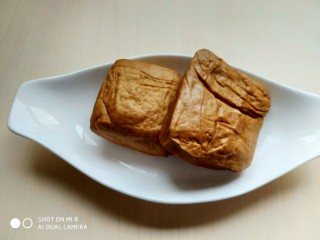 2、香干拌三丝,捞出控水晾凉后备用。