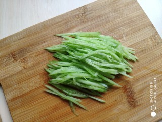 6、香干拌三丝,刮去皮的黄瓜切成黄瓜丝。