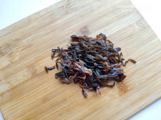 7、香干拌三丝,木耳先焯水，然后切成丝。