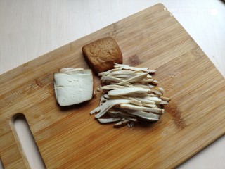 8、香干拌三丝,香干先切成薄皮，然后切成豆干丝。