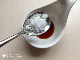 13、香干拌三丝,加入一勺白糖。