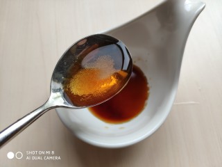 14、香干拌三丝,加入两勺米醋。