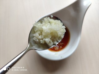 15、香干拌三丝,再加入剁好的蒜末，搅拌均匀。可根据个人喜欢添加少许鸡精。