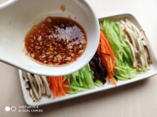 16、香干拌三丝,将搅拌均匀的料汁倒入盘中。香干本身有盐味，料汁中没有再加盐，这个根据个人口味添加吧！
