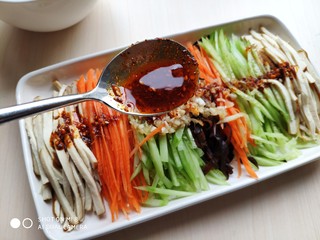 17、香干拌三丝,最后在上面浇上辣椒油。