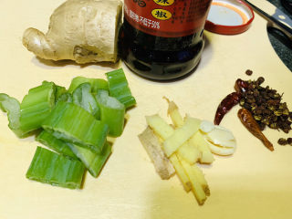 1、麻辣田螺,辅料准备，待用；