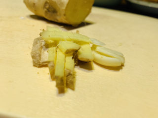 5、麻辣田螺,姜切丝，蒜瓣拍扁；