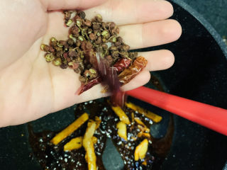 8、麻辣田螺,加花椒和辣椒；