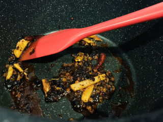 9、麻辣田螺,炒香调料；