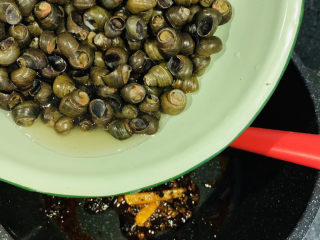 10、麻辣田螺,加入洗净的田螺；