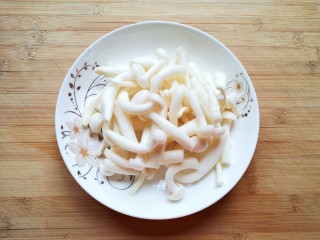 3、素炒白玉菇,捞出控一下水分备用。