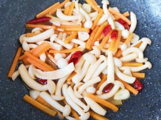 10、素炒白玉菇,加入生抽，翻炒至白玉菇变软。