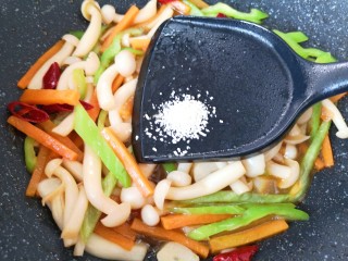 13、素炒白玉菇,放鸡精增加口感。