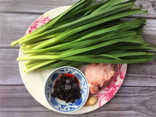 1、蒜苗盐煎肉,准备材料如图。