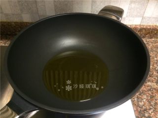 3、蒜苗盐煎肉,热锅倒油烧至八成热。