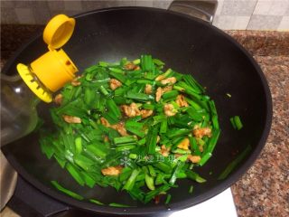 8、蒜苗盐煎肉,倒入适量生抽翻炒片刻。