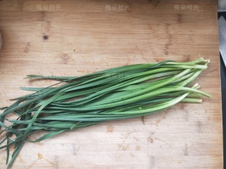 1、韭菜鸡蛋堡,韭菜一小把摘洗干净