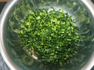2、韭菜鸡蛋堡,切成碎末