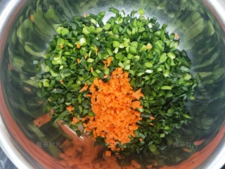 3、韭菜鸡蛋堡,胡萝卜少许也切成碎末