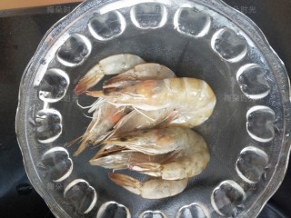 4、韭菜鸡蛋堡,虾洗干净。去壳,去虾线