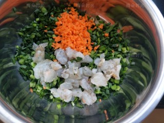 5、韭菜鸡蛋堡,虾切成小颗粒