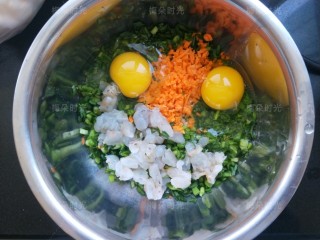 6、韭菜鸡蛋堡,打入两个鸡蛋,加少量一点点水,