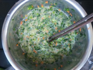 7、韭菜鸡蛋堡,加少许盐,白胡椒粉,鸡精,搅拌均匀